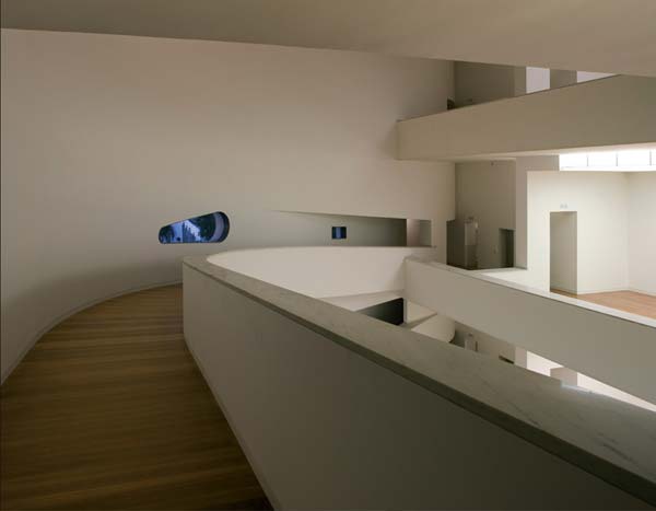 O visitante sobe de elevador ao terceiro andar e desce percorrendo as rampas ...