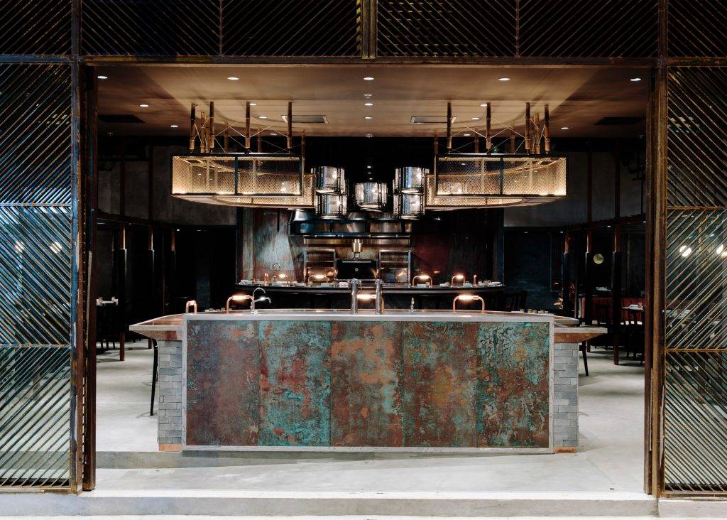 Restaurante tem décor queimada e defumada que imita técnicas do chef