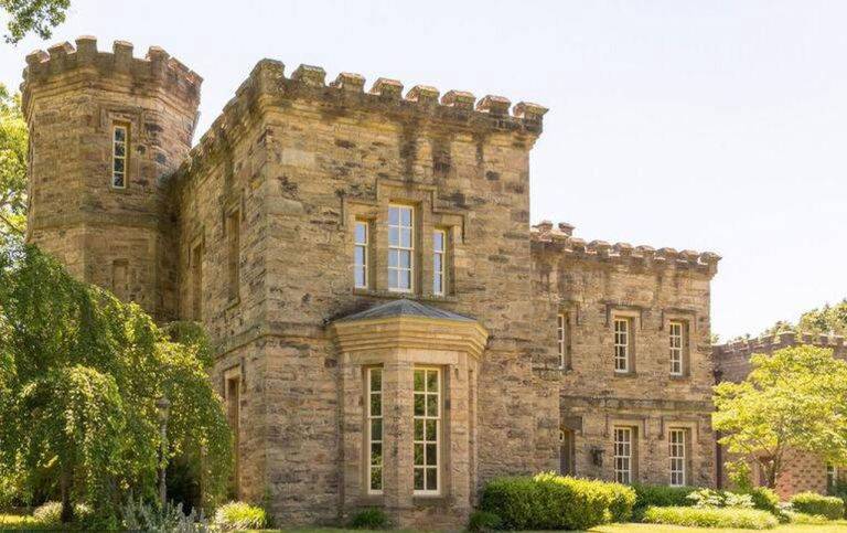 Você vai se apaixonar por este castelo histórico, à venda nos EUA