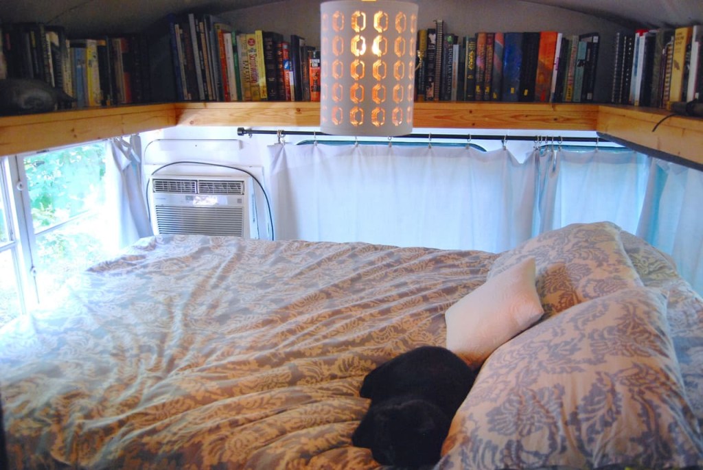05-casal-troca-apartamento-por-onibus-escolar-tiny-home