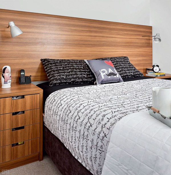 Para o quarto, o arquiteto Rafael Amaral Tenório apresentou uma proposta relaxante. “Nesse cômodo, a ideia é esquecer-se de tudo e dormir. Por esse motivo, somente tons neutros tiveram vez”, justifica. As luminárias fixadas no painel da cabeceira são modelos de mesa comuns que foram embutidos na marcenaria, assim como seus respectivos interruptores.