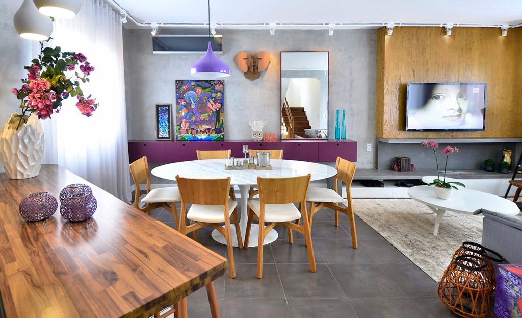 Sala roxa e cinza digna de revista de decoração