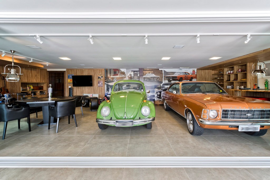 Garagem em estilo vintage tem mesa de jogos e espaço para ensaio de banda