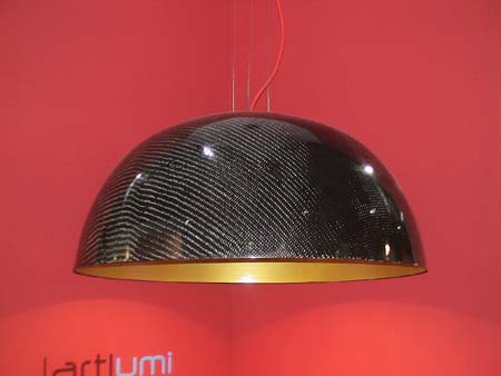 De tr&ecirc;s a quatro camadas de malha de fibra de carbono s&atilde;o sobrepostas sobre...