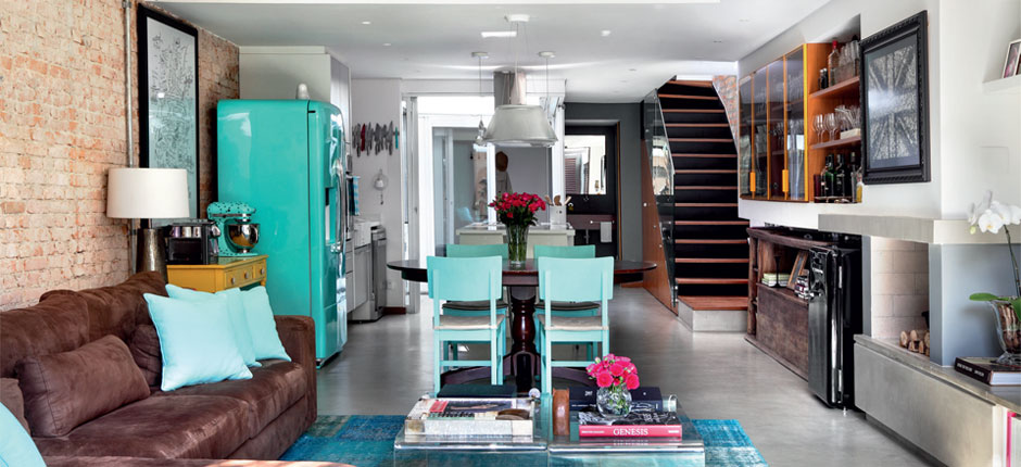 Reforma na casa de vila com reciclagem de materiais e móveis