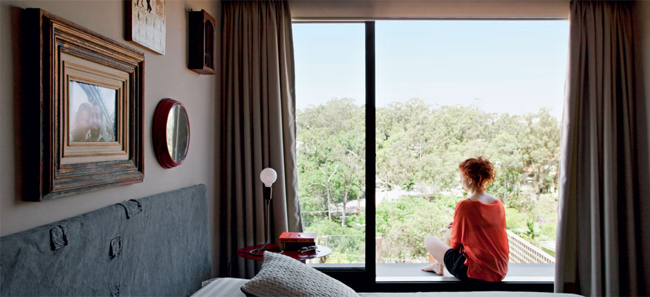 Sobrado com vista para árvores ganha home office na reforma