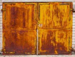 Portas de garagens abandonadas na Lituânia ganham ensaio fotográfico