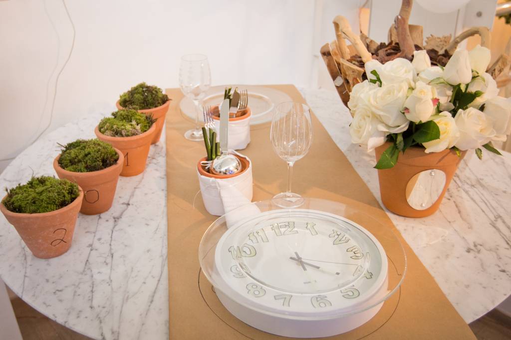 Mesa de Réveillon com papel craft e relógio de parede