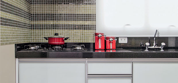 Pastilhas são o destaque desta cozinha em tons neutros