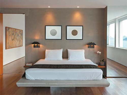 O branco e o cinza são predominantes nesta casa no Rio de Janeiro. Ao lado da cama de alvenaria, as mesas de cabeceira são simples pranchões de peroba-mica, fornecida pela Robson Gomes Marcenaria. O charme fica por conta da parede da cabeceira, com textura feita na obra com silicone, que dá uma aparência acamurçada. Projeto Intown Arquitetura e Construção. O branco e o cinza são predominantes nesta casa no Rio de Janeiro. Ao lado da cama de alvenaria, as mesas de cabeceira são simples pranchões de peroba-mica, fornecida pela Robson Gomes Marcenaria. O charme fica por conta da parede da cabeceira, com textura feita na obra com silicone, que dá uma aparência acamurçada. Projeto Intown Arquitetura e Construção.