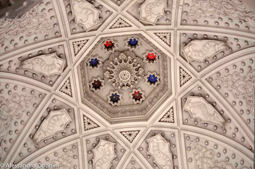 Sammezzano-=teto-em-cupula-em-baixo-relevo-Alessandro-Donnini