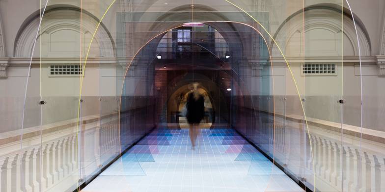 London Design Festival: instalação cria perspectiva em túnel de acrílico