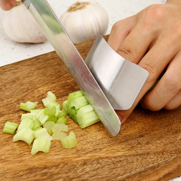 Alta Qualidade Protetor de Dedo Protetor de Mão de Cozinha Cozinhar Ferramentas de Aço Inoxidável custa U$1,98.