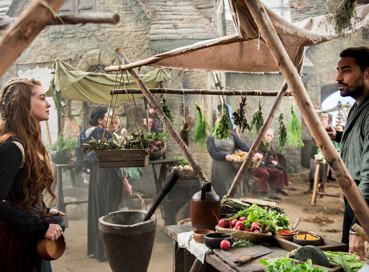 Como a decoração de Deus Salve o Rei retrata a era medieval