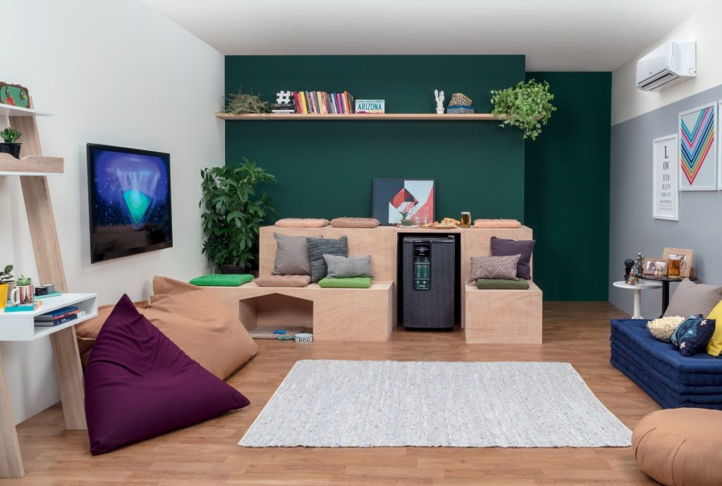 Sala de estar com marcenaria bem pensada para quem adora receber