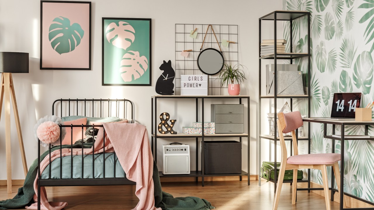 quarto de menina com tons de rosa pastel e verde com diversos acessórios