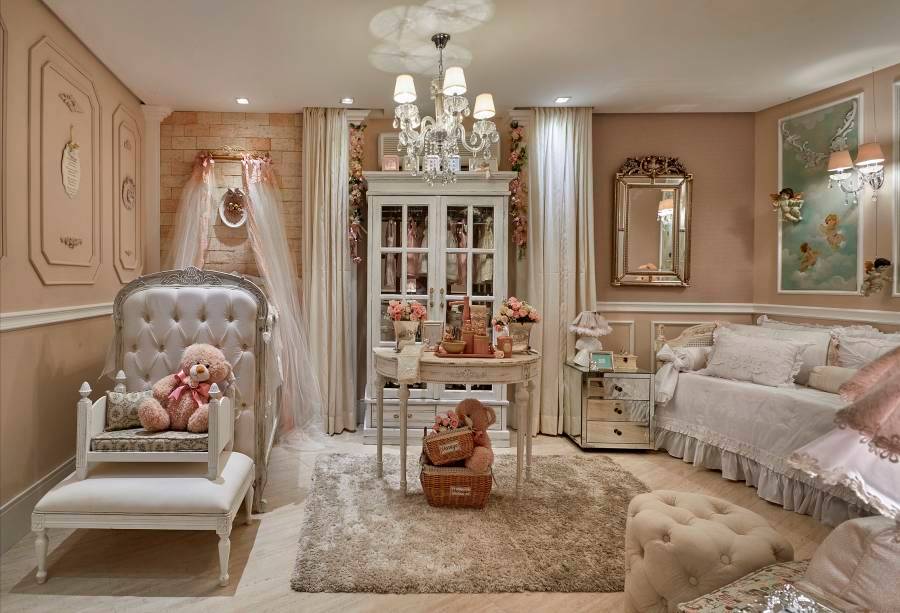 O Quarto da Menina traz uma decora&ccedil;&atilde;o proven&ccedil;al, que fica ainda mais graciosa com flores, quadros e pinturas que completam as paredes. Tijolinhos geram um contraponto delicado com os m&oacute;veis espelhados e detalhes cl&aacute;ssicos, como o ber&ccedil;o com acabamento em capiton&ecirc;. Quarto dos Beb&ecirc;s - Kika Rochefort. CASACOR Bras&iacute;lia.