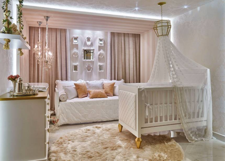 O ambiente de 15 m&sup2; traz v&aacute;rias inspira&ccedil;&otilde;es no tema pedras preciosas. Repare, por exemplo, nos p&eacute;s lapidados do ber&ccedil;o. A dupla tamb&eacute;m reinventou a prateleira acima da c&ocirc;moda, que lembra um balan&ccedil;o e &eacute; suspensa com cordas. O papel utilizado como revestimento nas paredes lembra tecido, deixando o ambiente ainda mais acolhedor. O trabalho em gesso nas sancas, que segue das paredes ao teto, possibilita uma luz difusa e suave. Quarto do Beb&ecirc; - S&acirc;mella Cardoso e Gustavo Freitas. CASACOR Goi&aacute;s.