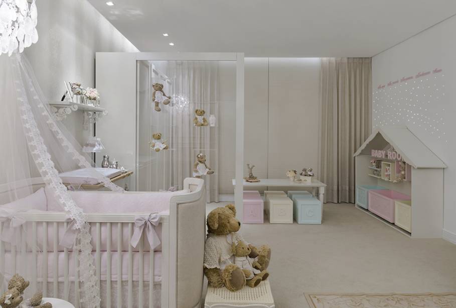 A casinha de brinquedo, tamb&eacute;m tra&ccedil;ada por Mayara, celebra a inf&acirc;ncia com seus espa&ccedil;os para divers&atilde;o e tamb&eacute;m com sua luminosidade de fibra &oacute;tica na parede formando uma atmosfera de estrelas. A ilumina&ccedil;&atilde;o do quarto &eacute; indireta, o que proporciona um clima perfeito de relaxamento. Quarto do Beb&ecirc; - Mayara Oliveira. CASACOR Goi&aacute;s.