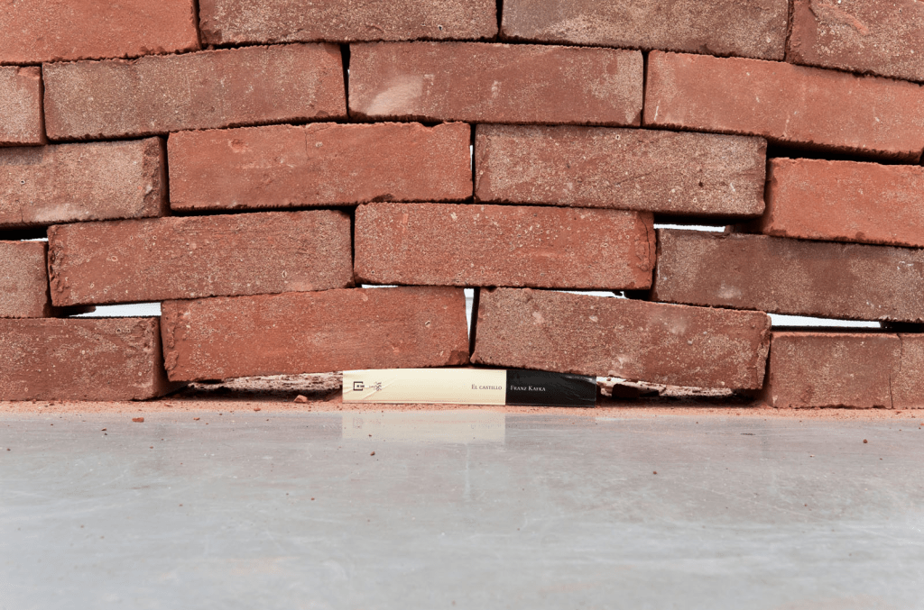 15 instalações que transformaram livros em arte