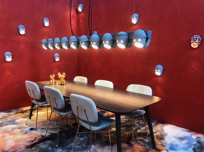 Por que é importante ver o que a Moooi traz de novo? Porque muito do que é apresentado por ela vai imediatamente para a casa das pessoas – sem escala. Esse ano, a inspiração deles era oriental! JAPAN STYLE! Essa simpática luminária tem versão arandela e pendente... Com inúmeros acabamentos. E tinha também esse sofá criado pelo Diretor Criativo da marca, Marcel Wanders. Sentamos. Gostamos. Por que é importante ver o que a Moooi traz de novo? Porque muito do que é apresentado por ela vai imediatamente para a casa das pessoas – sem escala. Esse ano, a inspiração deles era oriental! JAPAN STYLE! Essa simpática luminária tem versão arandela e pendente... Com inúmeros acabamentos. E tinha também esse sofá criado pelo Diretor Criativo da marca, Marcel Wanders. Sentamos. Gostamos.