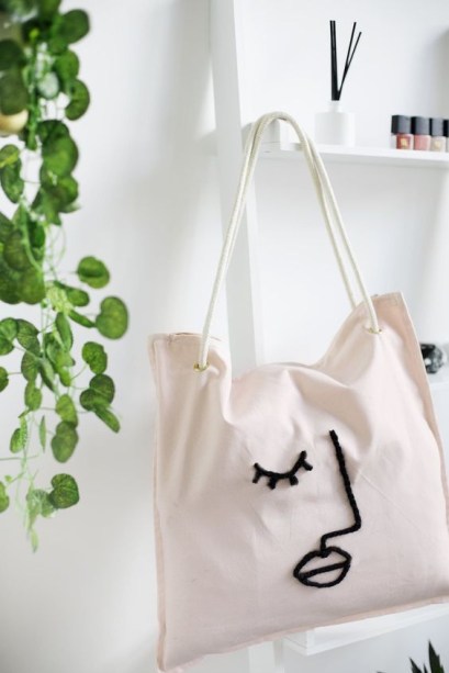 Quanto mais criativa a ecobag, melhor. Nesta casa, a estante no estilo escada completa o décor.