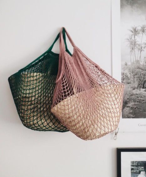 O colorido das ecobags rompe a seriedade p&b predominante no ambiente. Penduradas na parede branca, elas funcionam como objeto de decora&ccedil;&atilde;o e s&atilde;o uma &oacute;tima op&ccedil;&atilde;o para mudar a atmosfera sem grandes investimentos.