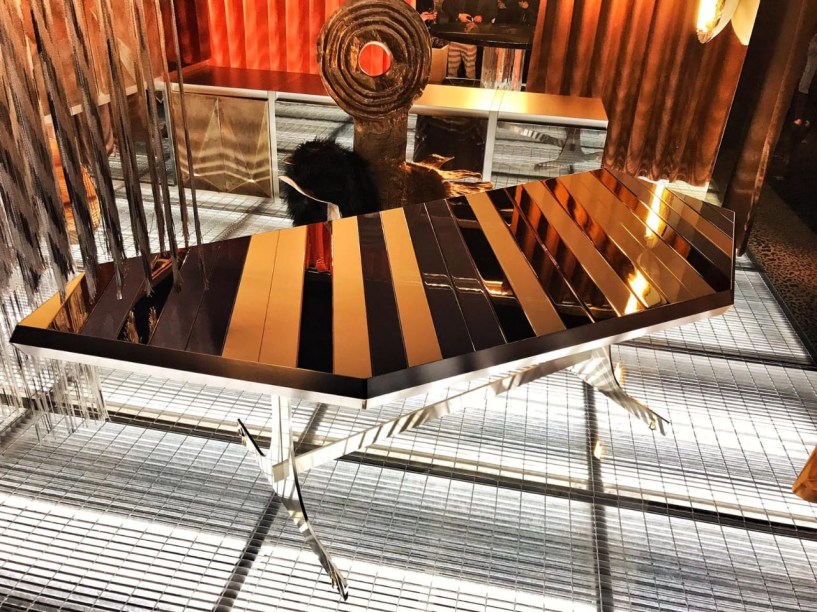 Então, a <strong>Dimore</strong> organizou uma mega festa (daquelas com música ensudercedora) para apresentar essa linha de móveis em um antigo cinema. E o jeitão <em>underconstruction</em> fazia parte da exposição. Eles também apresentaram uma seleção de tecidos de veludo, que lembra um catálogo de cores. Então, a <strong>Dimore</strong> organizou uma mega festa (daquelas com música ensudercedora) para apresentar essa linha de móveis em um antigo cinema. E o jeitão <em>underconstruction</em> fazia parte da exposição. Eles também apresentaram uma seleção de tecidos de veludo, que lembra um catálogo de cores.