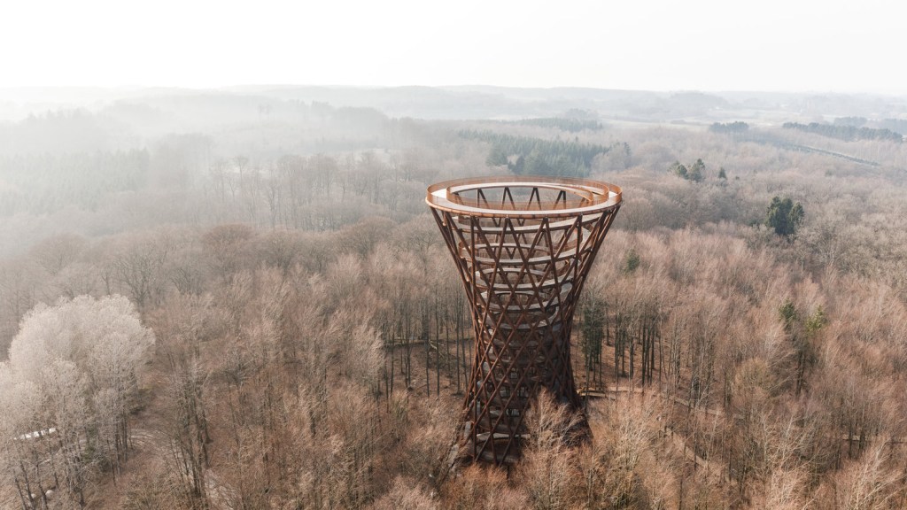 Torre espiral permite vista panorâmica por cima das árvores em parque