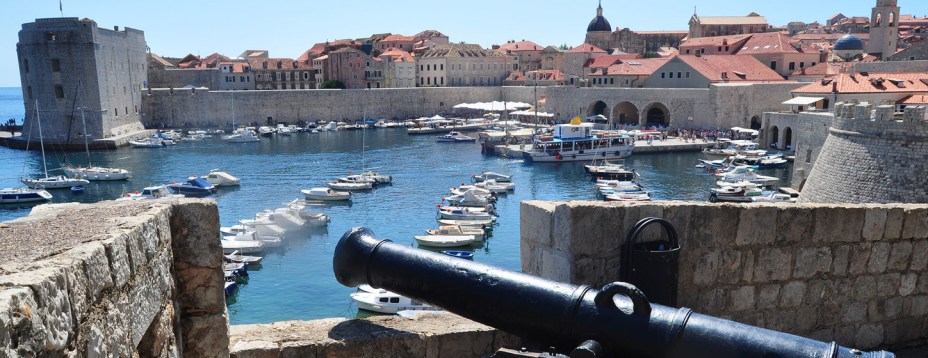 Fortaleza de Lovrijenac - Croácia | Fortaleza Vermelha. A cidade de Dubrovnik, na Croácia, chamou a atenção dos roteiristas! A fortaleza de Lovrijenac foi transformada na Fortaleza Vermelha, onde Robert Baratheon tinha uma bela vista para a Baía da Água Negra. A Batalha da Água Negra foi gravada no mesmo local. Na história, essa fortaleza teve um papel importante durante a resistência ao domínio veneziano, no século XI.