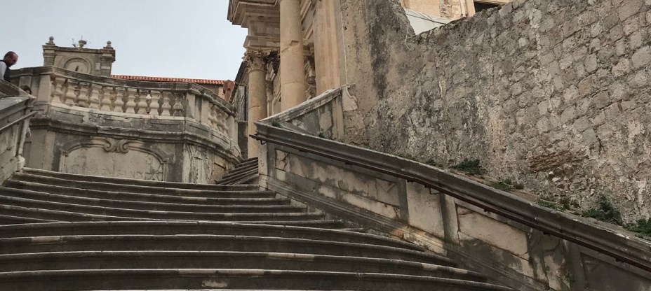 Escadaria jesuíta em Dubrovnik - Croácia | Porto Real. A punição pública de Cersei Lannister foi gravada na Croácia. A escadaria jesuíta de Dubrovnik foi o ponto de partida da caminhada de Cersei. Na vida real, os degraus levam à igreja de Santo Inácio de Loyola e à Faculdade Jesuíta. O local se tornou um ponto muito procurado por turistas após a 5ª temporada da série.