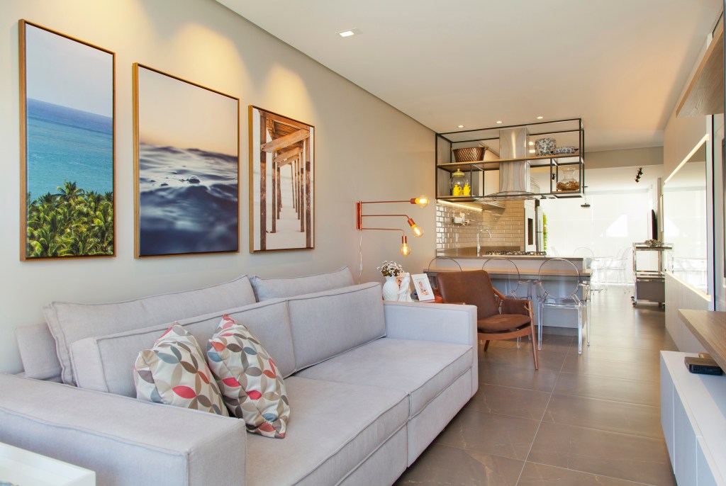 Casa de praia é reformada e ampliada com super integração