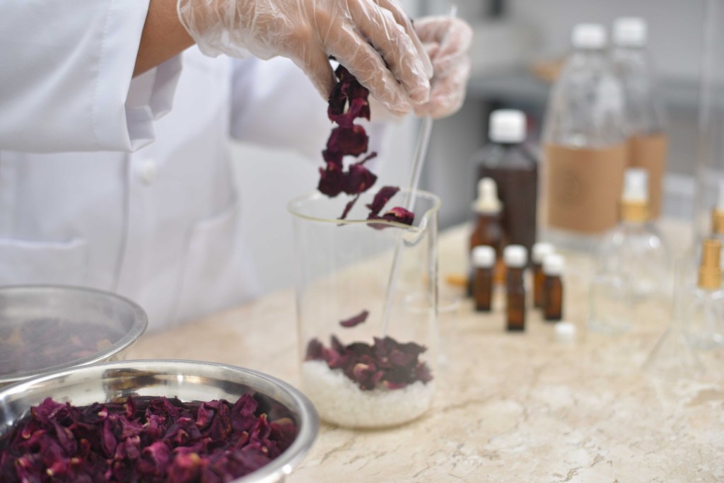 Pétalas de rosas descartadas se tornam essências e aromatizantes