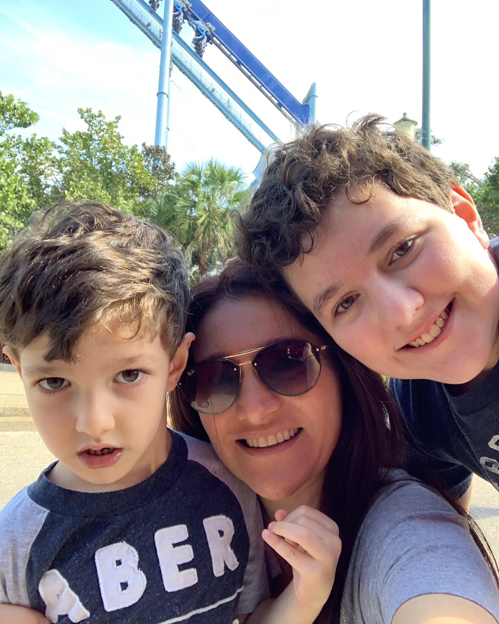 Patr&iacute;cia Pasquini e seus filhos