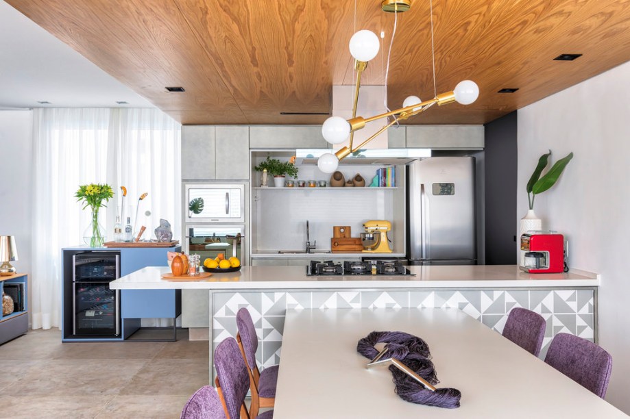 A cozinha em pintura oxidada e sua porta em quadro negro para pinturas em giz. A cozinha em pintura oxidada e sua porta em quadro negro para pinturas em giz.