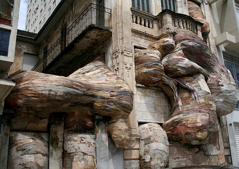 Artista brasileiro cria escultura que invade casarão em Porto Alegre