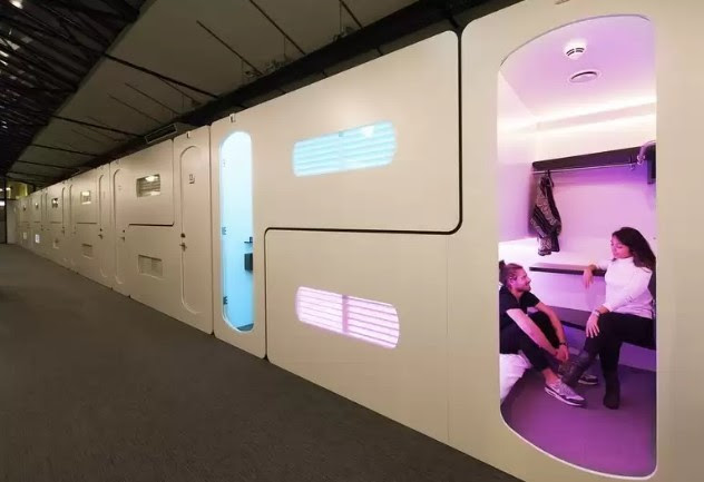 Quartos de hotel que poderiam ser cenários da série Black Mirror