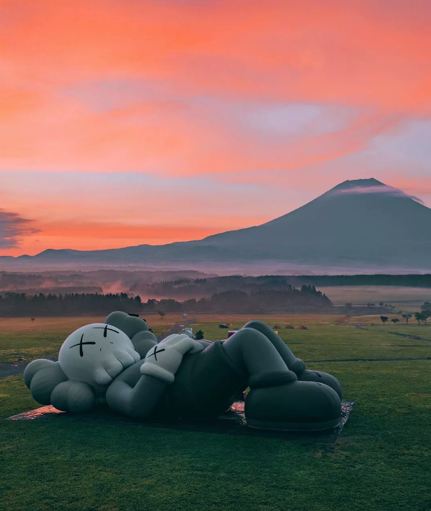 Kaws instala exposição intinerante no Monte Fuji, no Japão