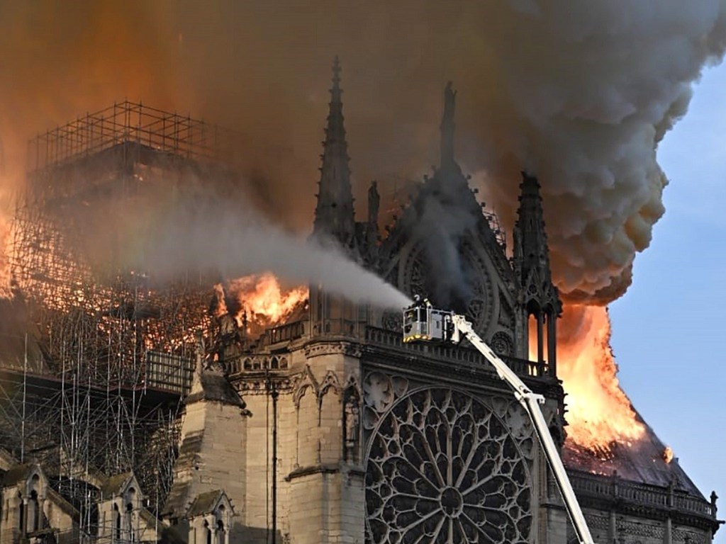 2-novo-relatório-detalha-o que-deu-errado-na-noite-do-incêndio-de-notre-dame