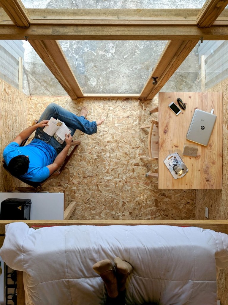 4-casa-minúscula-é-construída-em-um-telhado-no-equador 4-casa-minúscula-é-construída-em-um-telhado-no-equador
