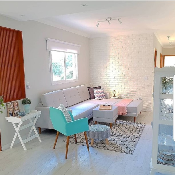 Já antiga cristaleira vermelha do marido foi renovada e recebeu uma pintura branca, trazendo classe ao living. Já antiga cristaleira vermelha do marido foi renovada e recebeu uma pintura branca, trazendo classe ao living.