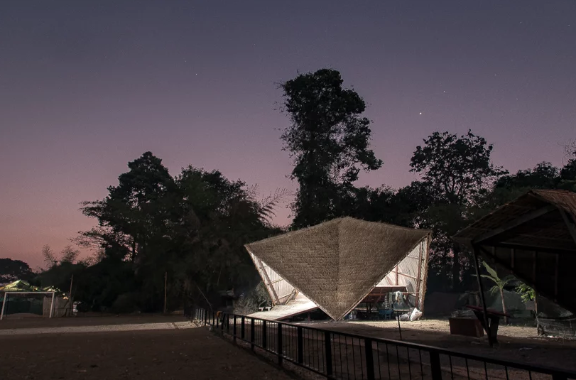 Centro comunitário para migrantes é construído com materiais reciclados