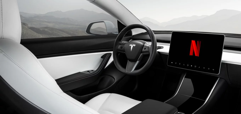 Tesla pretende habilitar Netflix e Youtube nos seus carros em breve