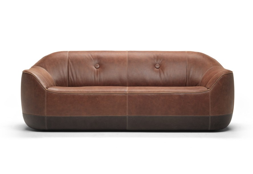 O designer holandês Marcel Wanders assina o sofá Furrow, lançamento da coleção Agronomist da Natuzzi. A peça, assim como toda a linha, é inspirada na geografia e na paisagem de Puglia, região italiana onde a marca foi fundada. O modelo é arredondado, encapsulado como uma concha, coberto de couro marrom-avermelhado e terminado em costura de lombada; faz alusão ao marrom quente da terra recém-cultivada.