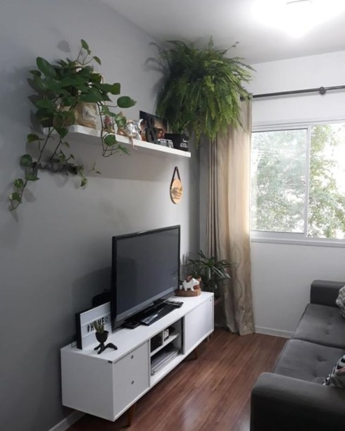 E por último, mas não menos importante, vem a sala da @regianesan1: com tons neutros, ela introduz na casa a natureza através das plantinhas presentes no espaço. Lindo demais, não é?
