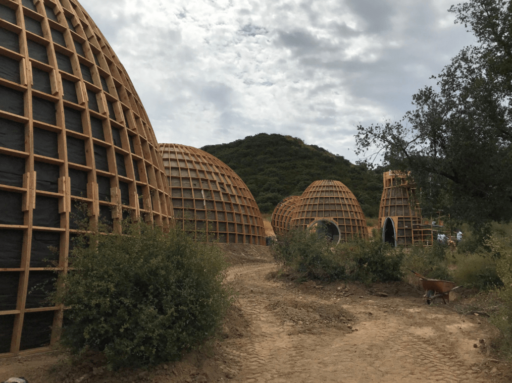 A casa caiu: cúpulas pensadas por Kanye West para sem-teto foram demolidas