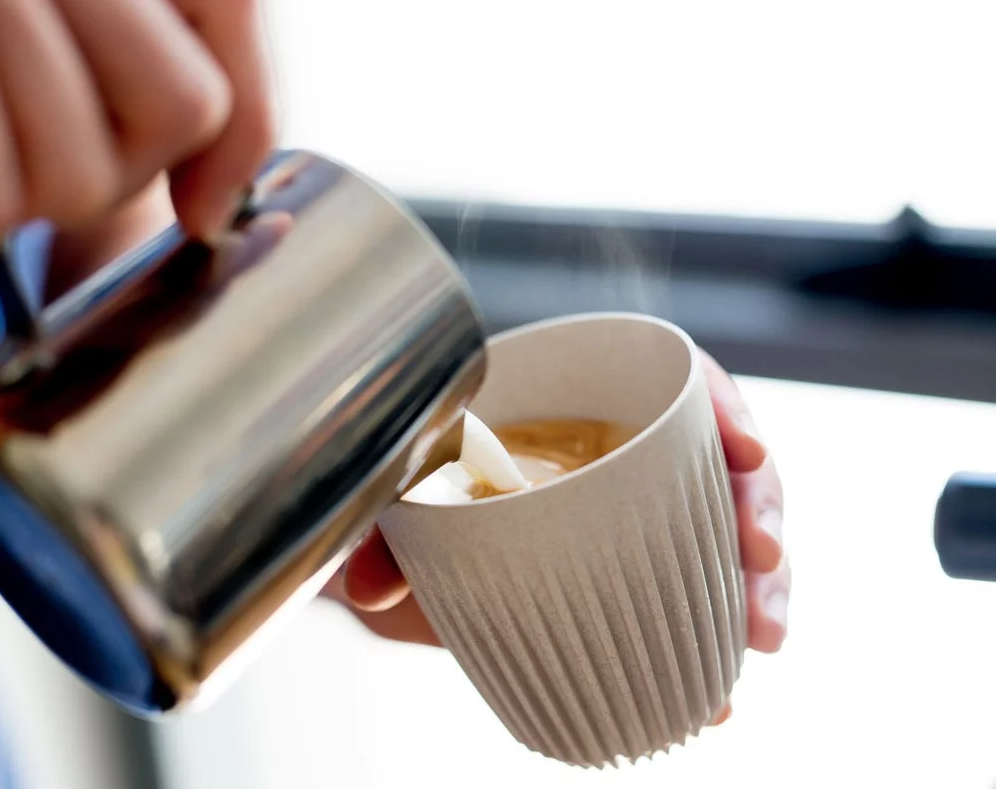 Tome café em um copo retornável feito a partir da casca do grão