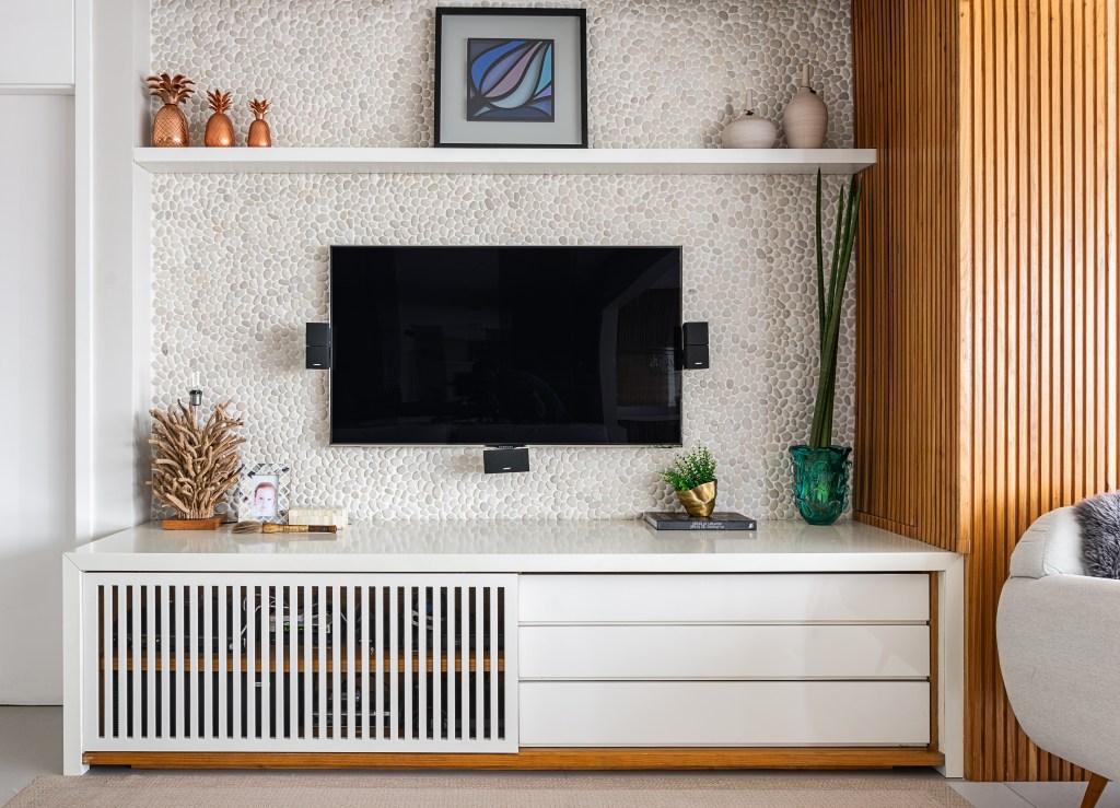 Apê moderno e atemporal acomoda várias funções em um só ambiente