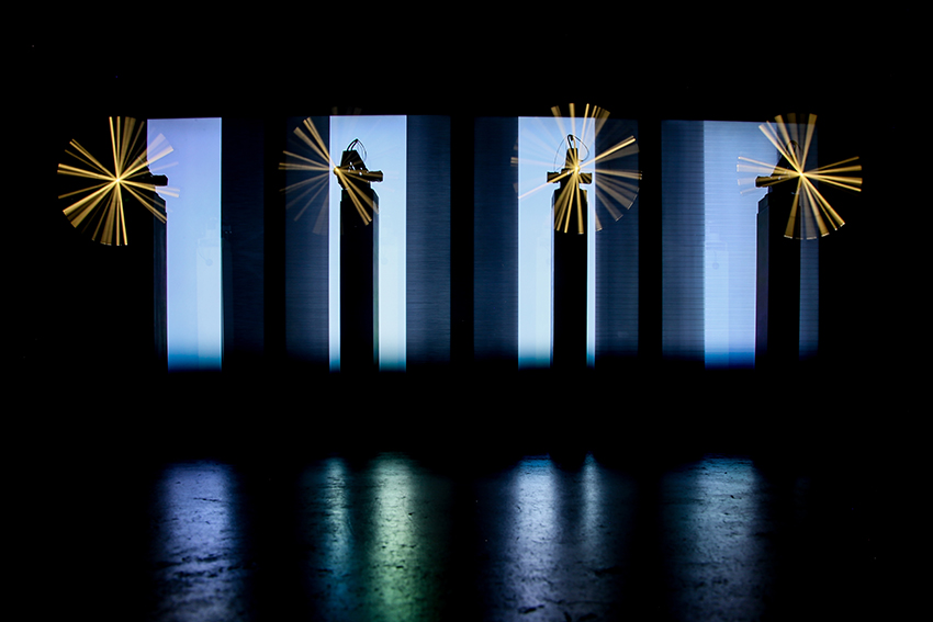 Instalação tecnológica aproxima robôs de seres humanos