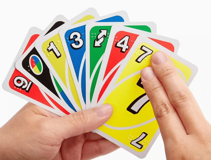 O jogo UNO lança baralho em braille acessível para deficientes visuais